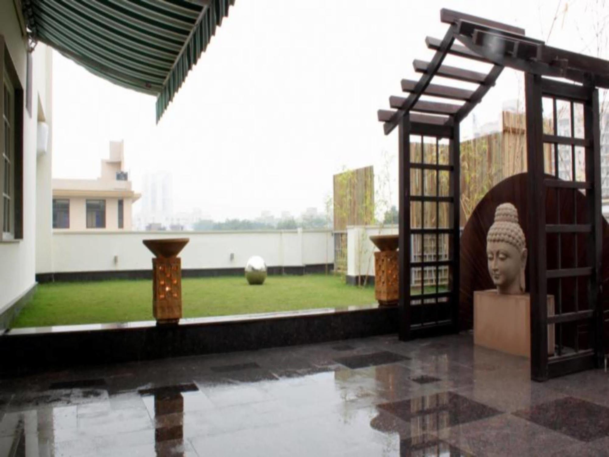 Stately Suites Mg Road Gurgaon Exteriör bild