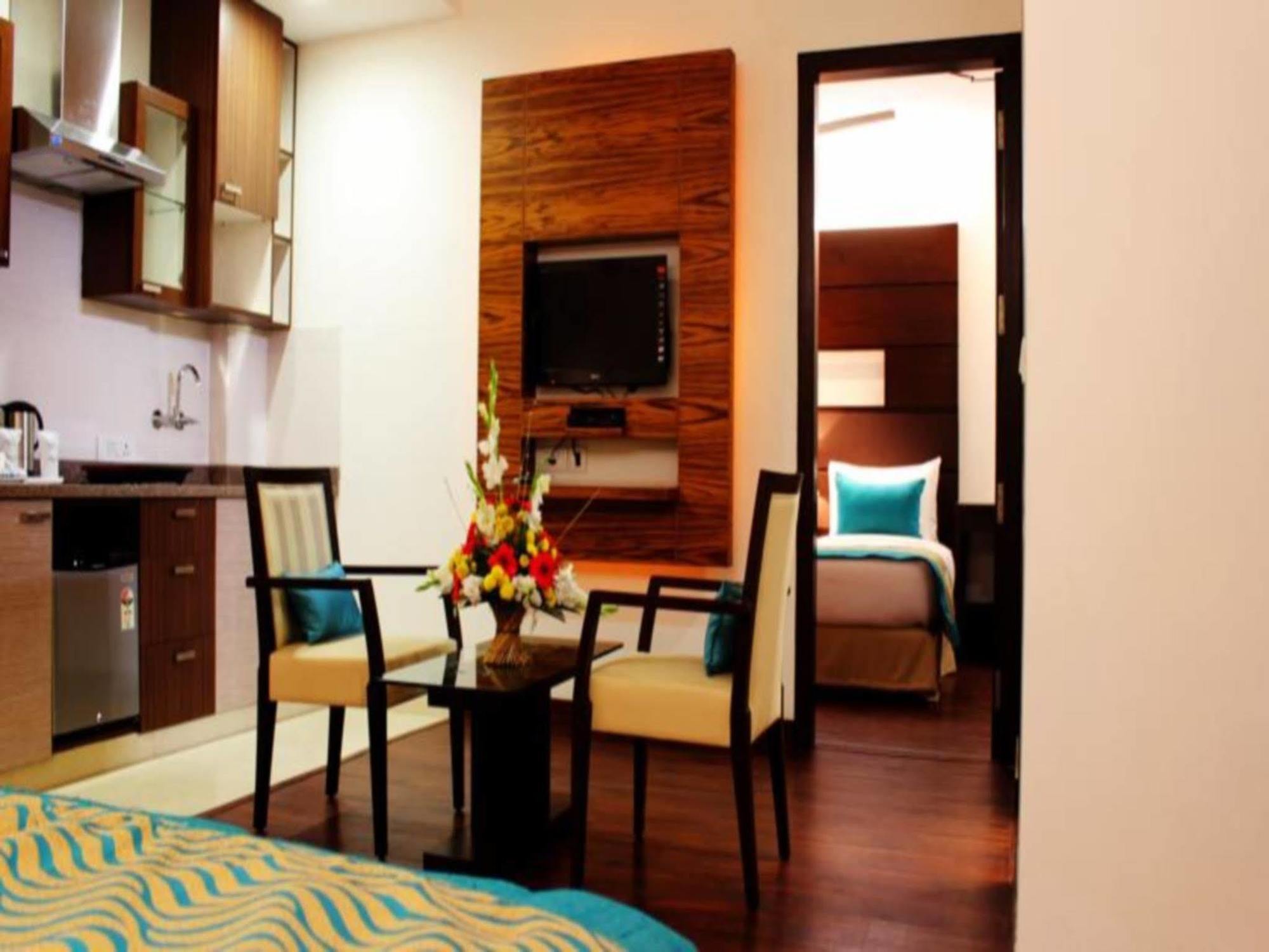 Stately Suites Mg Road Gurgaon Exteriör bild