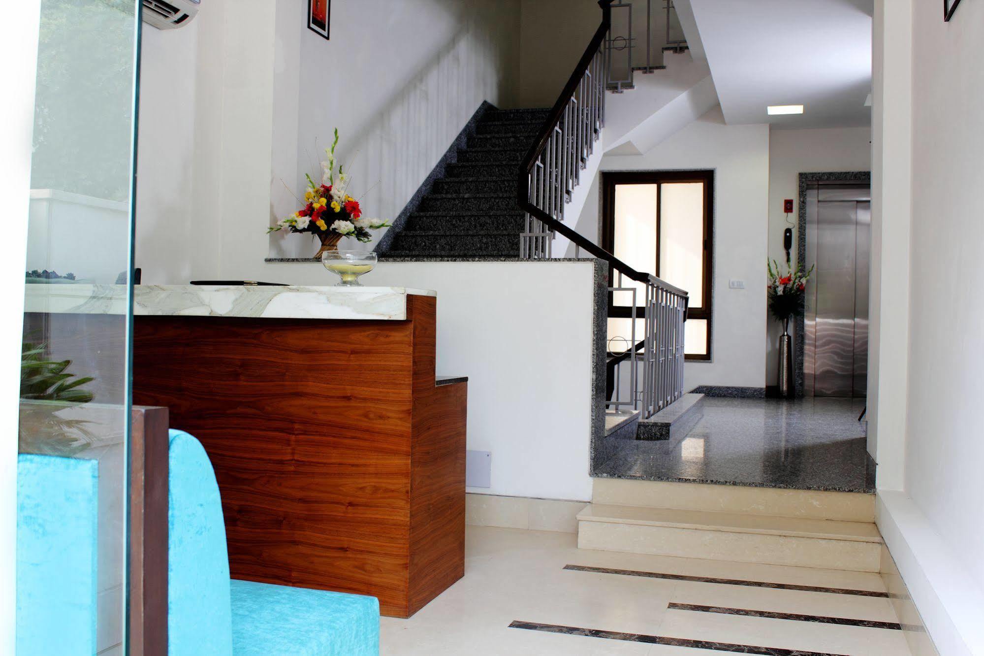 Stately Suites Mg Road Gurgaon Exteriör bild
