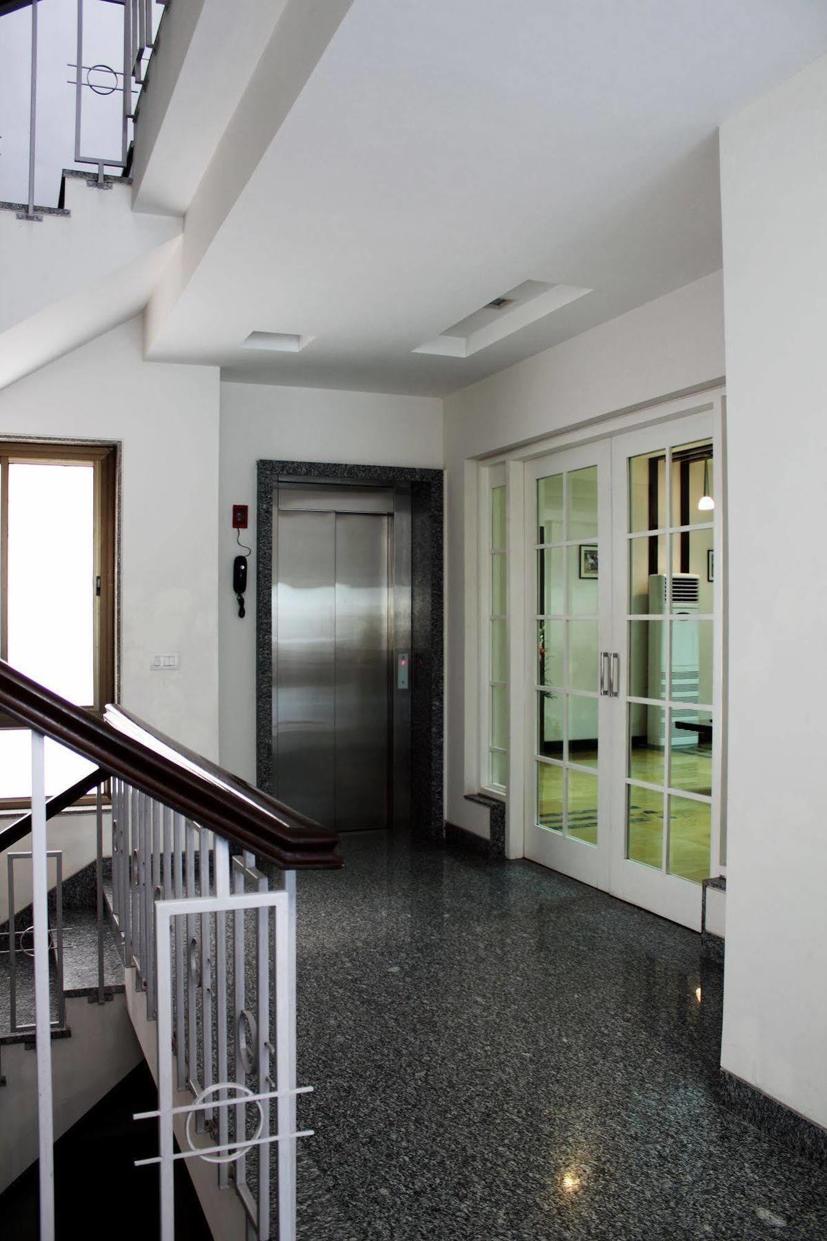 Stately Suites Mg Road Gurgaon Exteriör bild